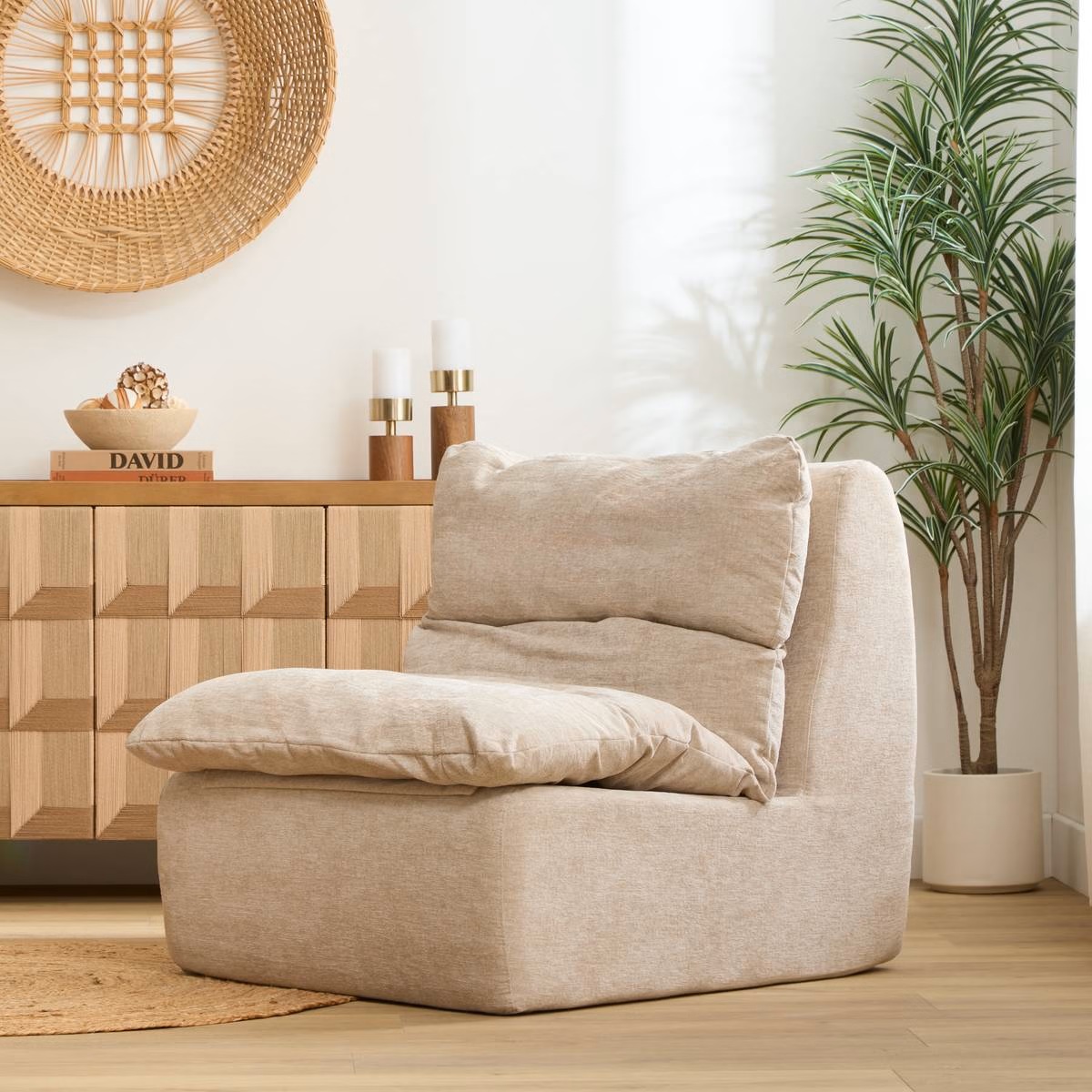Elegantne kreemikas tugitool Luvia Creme elutoas